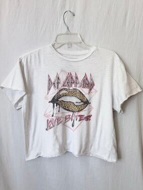 Def Leppard Love Bites Retro Brand Cropped Graphic Tee Small